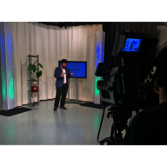 Moderator und MBT-Schüler Conrad Kesten im Zusammenspiel mit einer der drei Kameras 
