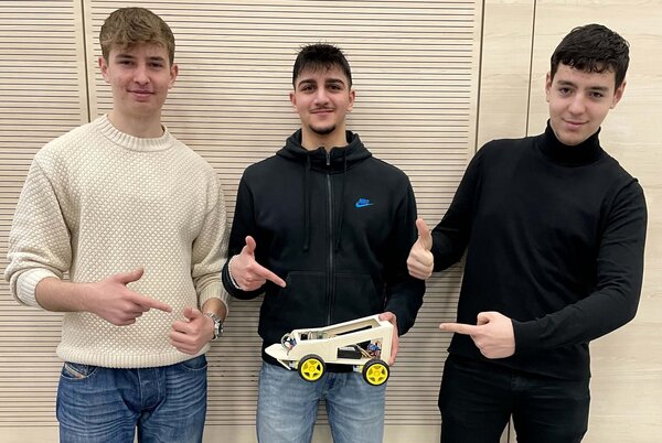 Alem Redzovic, Mohammad Jamal Safieh und Bartu Özdemir sind stolz auf ihr ferngesteuertes Fahrzeug