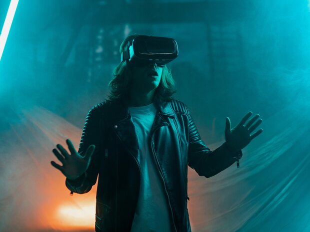Frau mit VR-Brille befindet sich in virtueller Umgebung