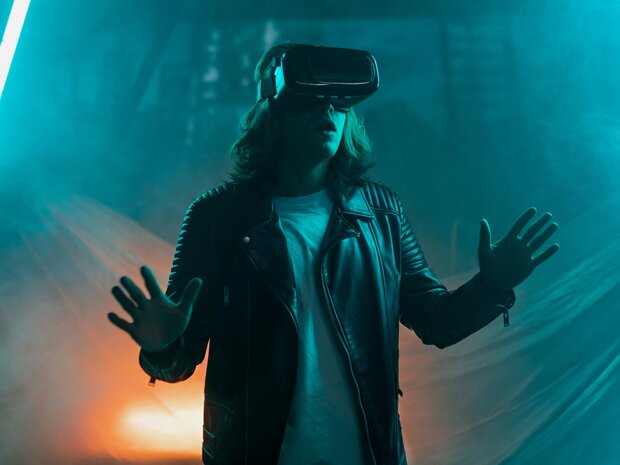 Frau mit VR-Brille befindet sich in virtueller Umgebung