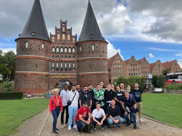 Kultur pur: die Studierenden vor dem Holstentor in Lübeck