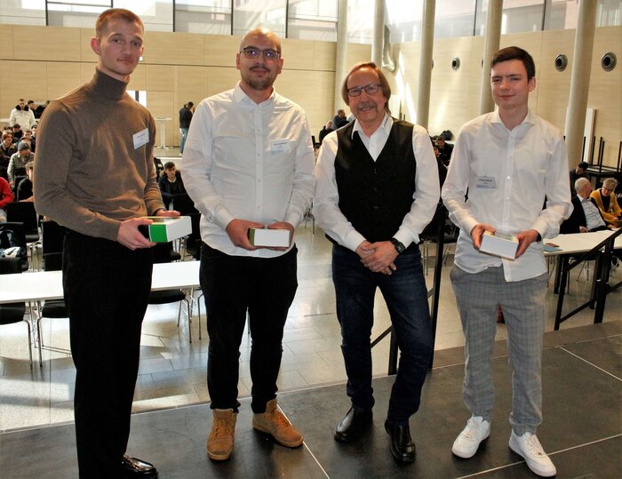 Die Entwickler des Dispensersystems Elias Gärtner, Enes Keskinkilic, und Philipp Potthoff mit Dirk Cord als Vertreter der Gossen Metrawatt GmbH 