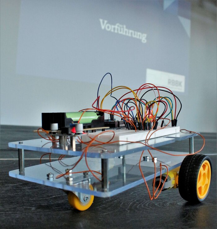 Eines der Projekte: ein fernsteuerbares Fahrzeug basierend auf der Arduino-Technologie