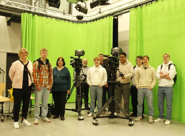 Die Besucher*innen aus Norwegen vor dem Greenscreen im TV-Studio der Mediengestalter*innen