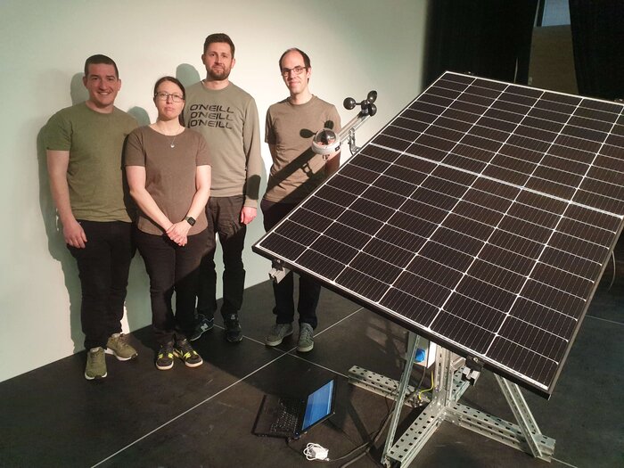 Die Studierenden D. Sygor, J. Nagel, V. Hellwig und T. Radeke mit ihrem selbst entwickelten Solarmodul